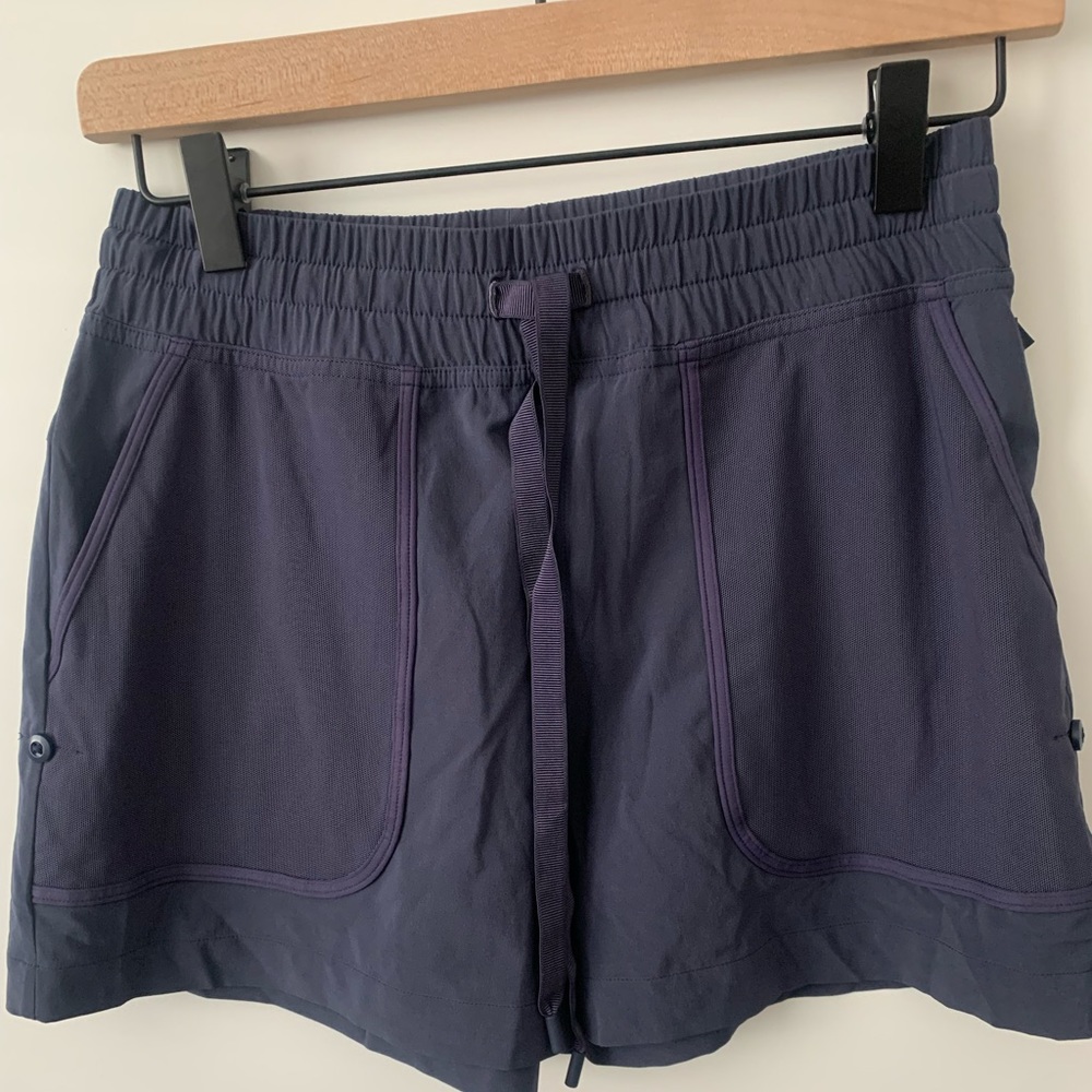 Lululemon Roll-Up Shorts Size 4 Navy